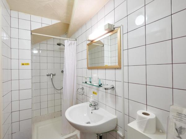 The Wilton International : photo 9 de la chambre chambre lits jumeaux avec douche 