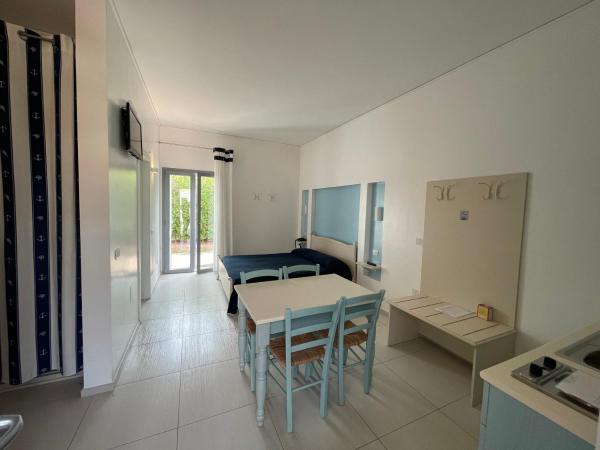 Baia Sangiorgio Hotel & Beach Club : photo 1 de la chambre chambre quadruple - vue sur jardin