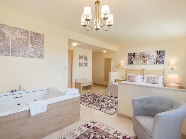 Hotel Regina Elena : photo 1 de la chambre suite avec baignoire balnéo et balcon