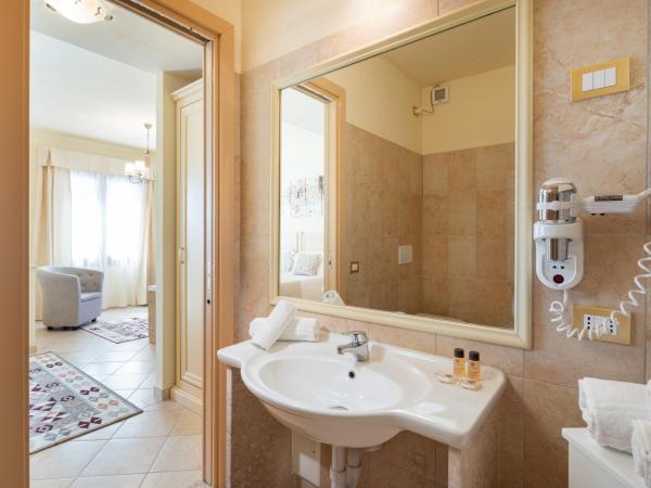 Hotel Regina Elena : photo 3 de la chambre suite avec baignoire balnéo et balcon