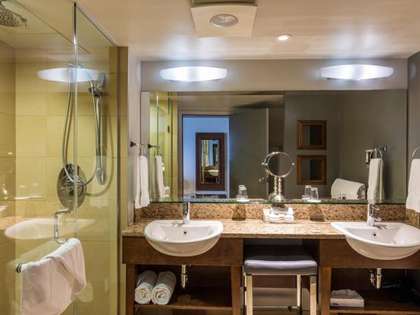 Hôtel & Suites Normandin Québec : photo 5 de la chambre suite lit king-size