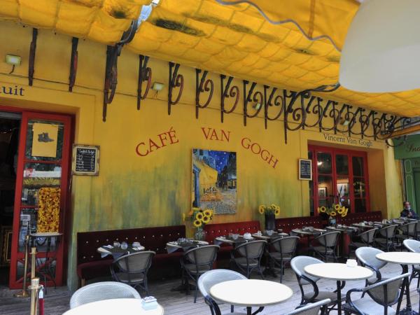 Loft Apartment , La Terrasse Centre Ville d'Arles, : photo 4 de la chambre chambre double avec terrasse