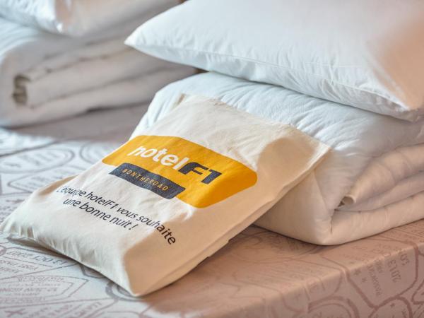 hotelF1 Dijon Nord : photo 1 de la chambre chambre lits jumeaux avec salle de bains commune