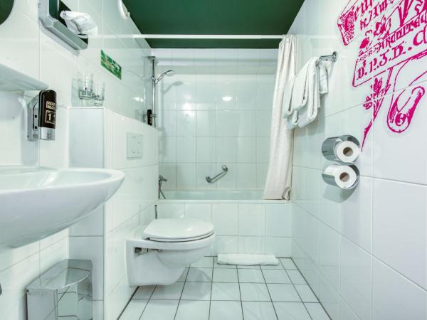 Hotel Alexander : photo 5 de la chambre chambre quadruple