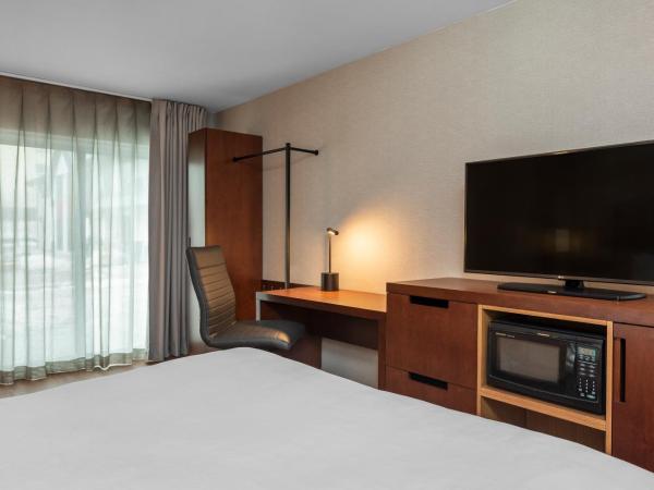 Comfort Inn West : photo 8 de la chambre hébergement 2 lits queen-size - non-fumeurs - rez-de-chaussée - animaux domestiques admis