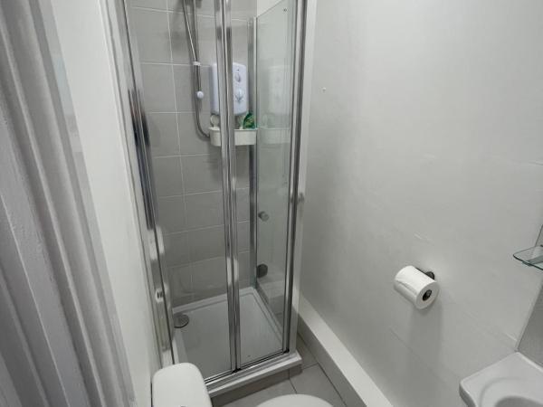 County serviced accommodation : photo 10 de la chambre chambre triple standard