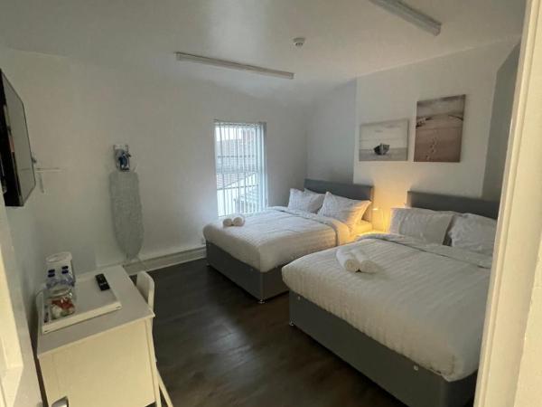 County serviced accommodation : photo 10 de la chambre chambre quadruple