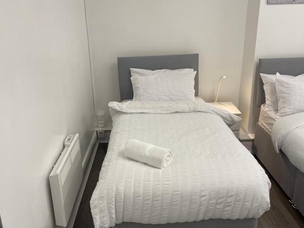 County serviced accommodation : photo 5 de la chambre chambre familiale