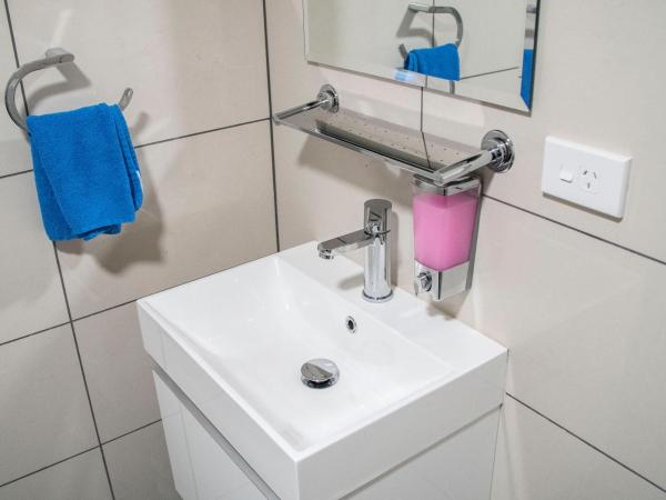 Adventure Q2 Hostel : photo 9 de la chambre lit dans dortoir mixte de 6 lits avec salle de bains privative