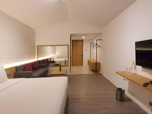 Ra Inn Kemang : photo 4 de la chambre chambre lit king-size avec balcon