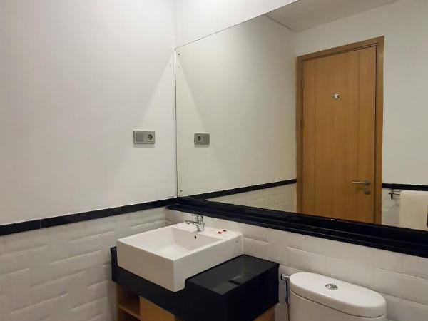 Ra Inn Kemang : photo 3 de la chambre chambre lit king-size avec balcon