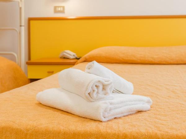 Hotel Marylise : photo 3 de la chambre chambre quadruple avec accès à la plage