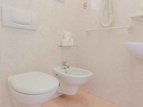 Hotel Marylise : photo 4 de la chambre chambre quadruple avec accès à la plage