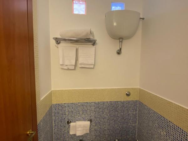 Hotel Europeo Napoli : photo 7 de la chambre chambre quadruple