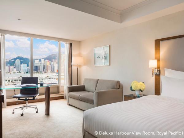 The Royal Pacific Hotel & Towers : photo 1 de la chambre chambre de luxe avec vue sur le port