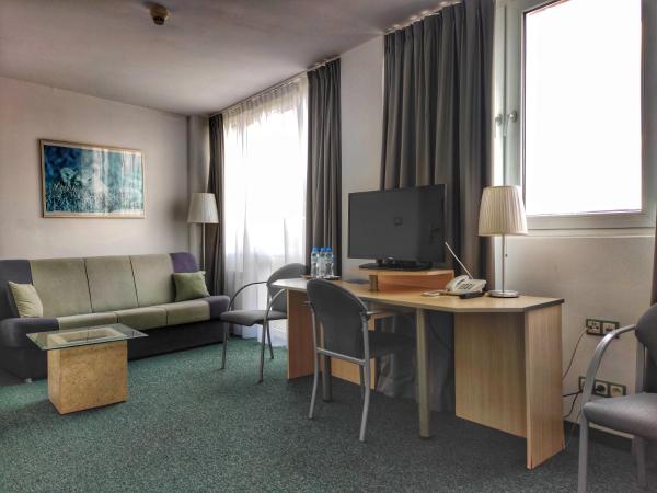 Hotel Logos : photo 10 de la chambre chambre lits jumeaux standard avec canapé