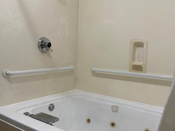 Quality Inn & Suites University-Airport : photo 1 de la chambre standard room with two double beds - efficiency/non-smoking