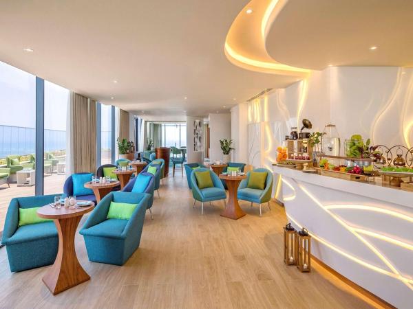 The Retreat Palm Dubai MGallery by Sofitel : photo 4 de la chambre chambre premium - vue partielle sur mer, accès au salon club, lit king-size ou 2 lits simples, accès à la plage privée