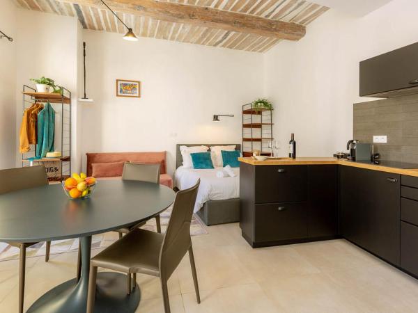 Provence Au Coeur Appart Hotels : photo 1 de la chambre appartement avec balcon