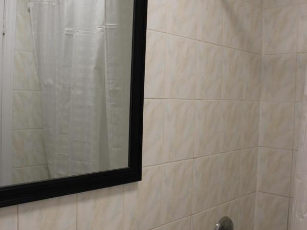 Super 7 Motel London : photo 2 de la chambre chambre double avec 2 lits doubles - non-fumeurs