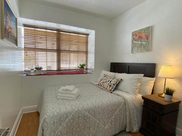 Miami Beach Rooms B&B : photo 4 de la chambre chambre lit queen-size privée et salle de bains