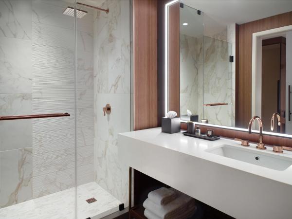 Omni Boston Hotel at the Seaport : photo 2 de la chambre chambre lit king-size deluxe accessible aux personnes à mobilité réduite - mécène