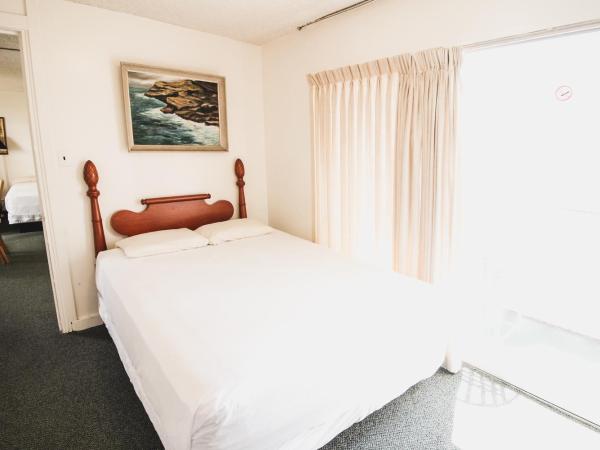 Royal Grove Waikiki : photo 4 de la chambre suite 1 chambre lit queen-size et 2 lits doubles avec cuisine entièrement Équipée