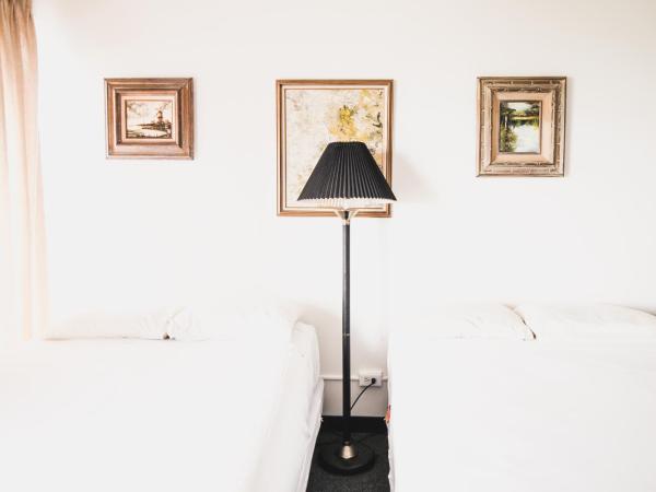 Royal Grove Waikiki : photo 3 de la chambre suite 1 chambre lit queen-size et 2 lits doubles avec cuisine entièrement Équipée