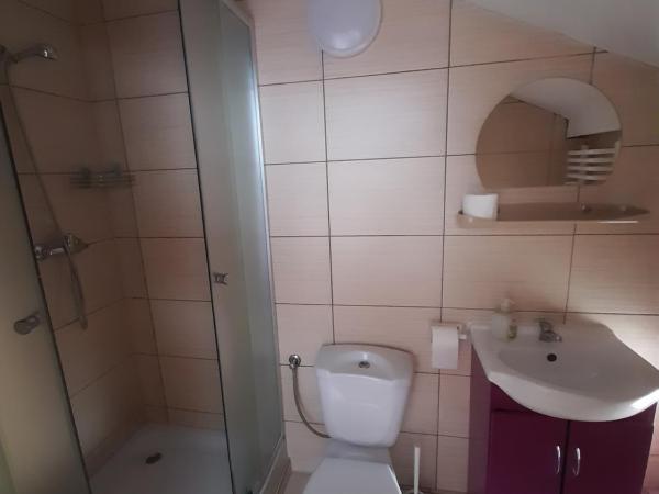 Green Hostel : photo 10 de la chambre chambre triple avec salle de bains