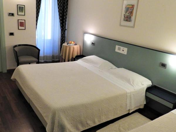 Deco Hotel : photo 6 de la chambre chambre triple