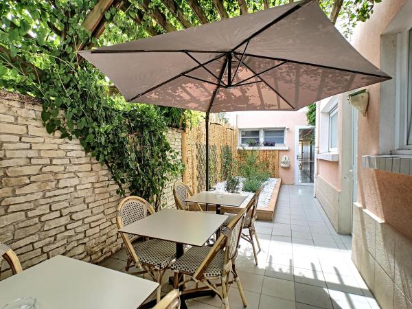 Logis Hôtel Rêve de Sable : photo 6 de la chambre chambre lits jumeaux avec vue sur le jardin - accessible aux personnes à mobilité réduite