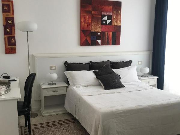 B&B Nike - Rooms Only : photo 8 de la chambre chambre double ou lits jumeaux avec balcon - vue sur mer