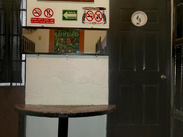 The Roof Backpackers : photo 5 de la chambre chambre quadruple avec salle de bains commune