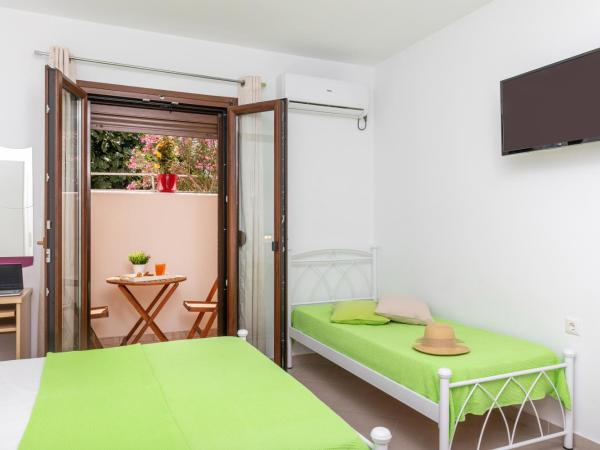 NAXOS DIAMOND Studios Apartments : photo 2 de la chambre chambre triple Économique