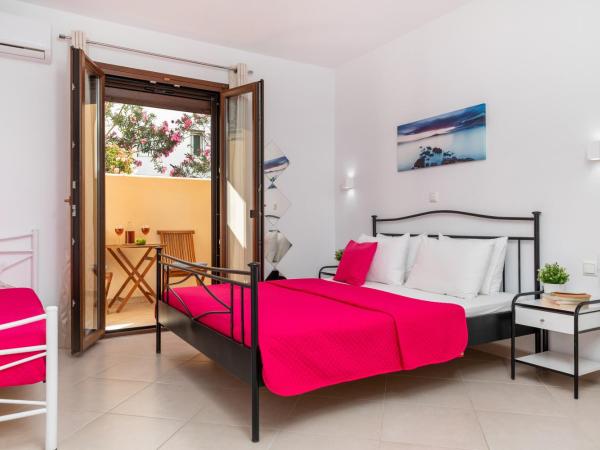 NAXOS DIAMOND Studios Apartments : photo 1 de la chambre chambre triple Économique