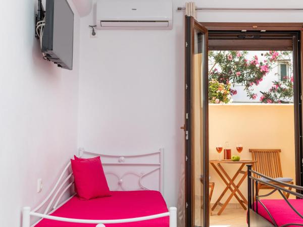 NAXOS DIAMOND Studios Apartments : photo 3 de la chambre chambre triple Économique