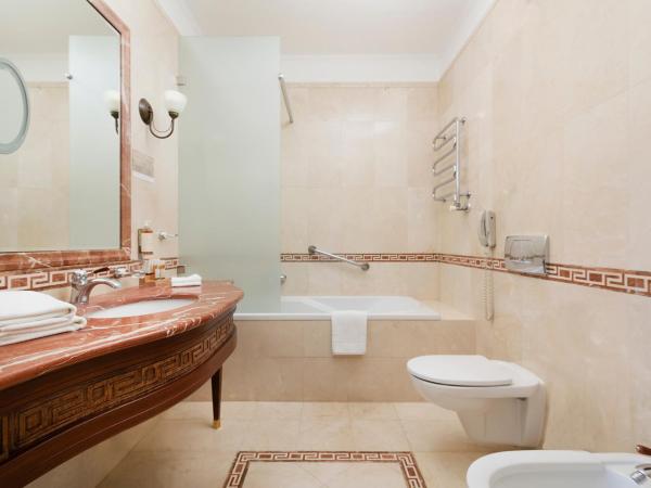 IBB Hotel Grand Hotel Lublin : photo 7 de la chambre suite junior avec balcon