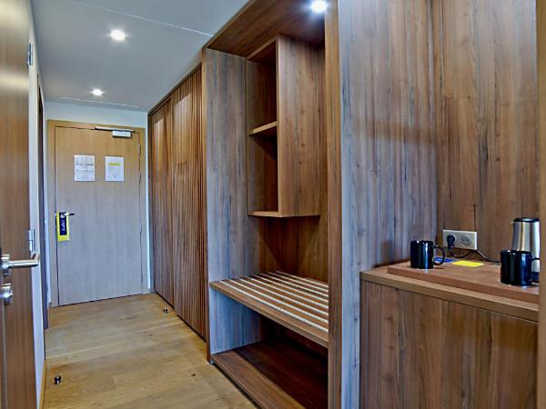 Golden Tulip Porto-Vecchio : photo 9 de la chambre chambre lit king-size deluxe - vue sur mer