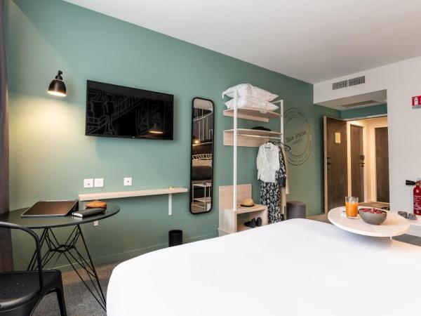 ibis Styles Limoges Centre : photo 2 de la chambre suite familiale avec canap-lit