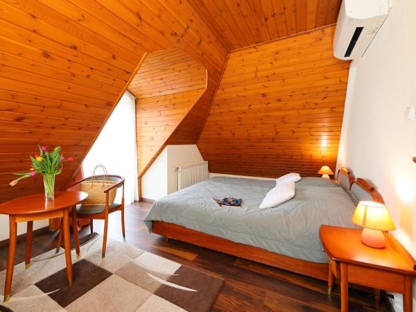 Balazs Villa : photo 2 de la chambre chambre double - mansardée