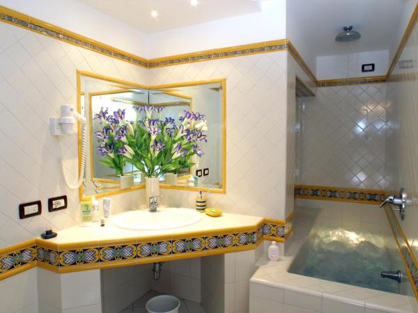 Hotel La Tonnarella : photo 4 de la chambre chambre double ou lits jumeaux supérieure - vue sur jardin