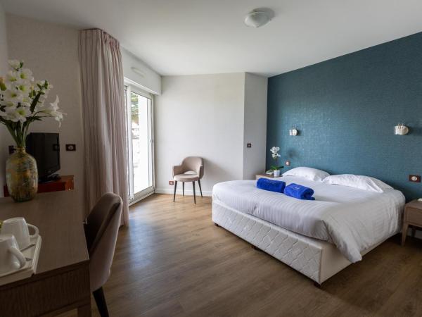 Le Diana Hôtel & Spa NUXE : photo 3 de la chambre chambre double - vue partielle sur mer.