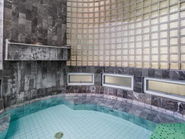 Hilltop Wellness Resort : photo 8 de la chambre chambre lit king-size avec baignoire spa