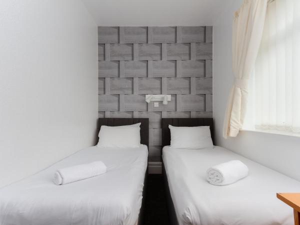 The Sandringham Court Hotel & Sports Bar-Groups Welcome here-High Speed Wi-Fi : photo 4 de la chambre chambre triple avec douche