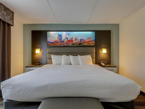 Club Hotel Nashville Inn & Suites : photo 1 de la chambre suite lit king-size