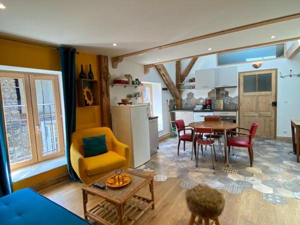 Au Cheval Blanc - appartements et chambres d'hôtes : photo 2 de la chambre appartement avec vue sur la montagne