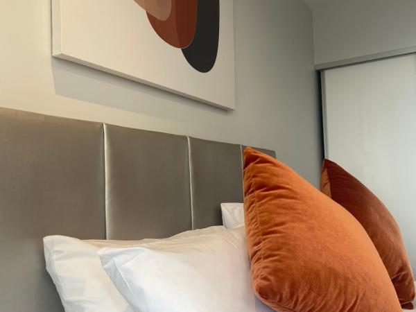 Ramada by Wyndham Newmarket Auckland : photo 3 de la chambre studio lit king-size et lit simple simple avec kitchenette - accessible aux personnes à mobilité réduite - ne donne pas sur autoroute