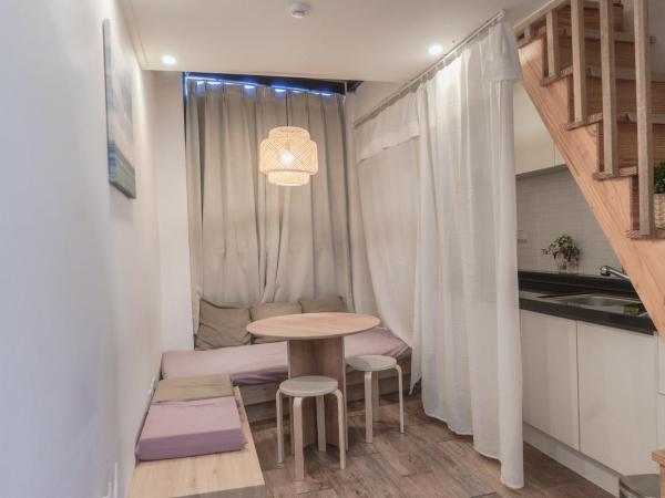 Myeongdong Artmonstay : photo 6 de la chambre chambre triple de luxe en duplex