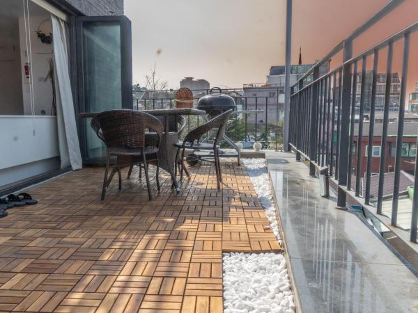 Myeongdong Artmonstay : photo 4 de la chambre chambre familiale avec terrasse