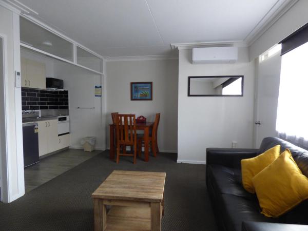 Sahara Motels : photo 5 de la chambre basic family apartment with private bathroom